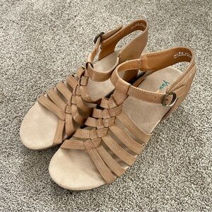 YUU Memory Foam Hilly Tan Ankle Strappy Wedge Sandals Women's Size 9 M